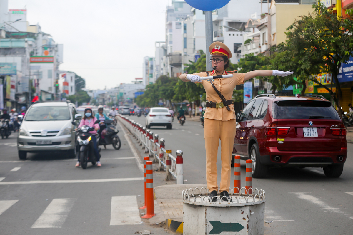 Mộng thấy cô công an đang điều khiển giao thông ở ngã tư